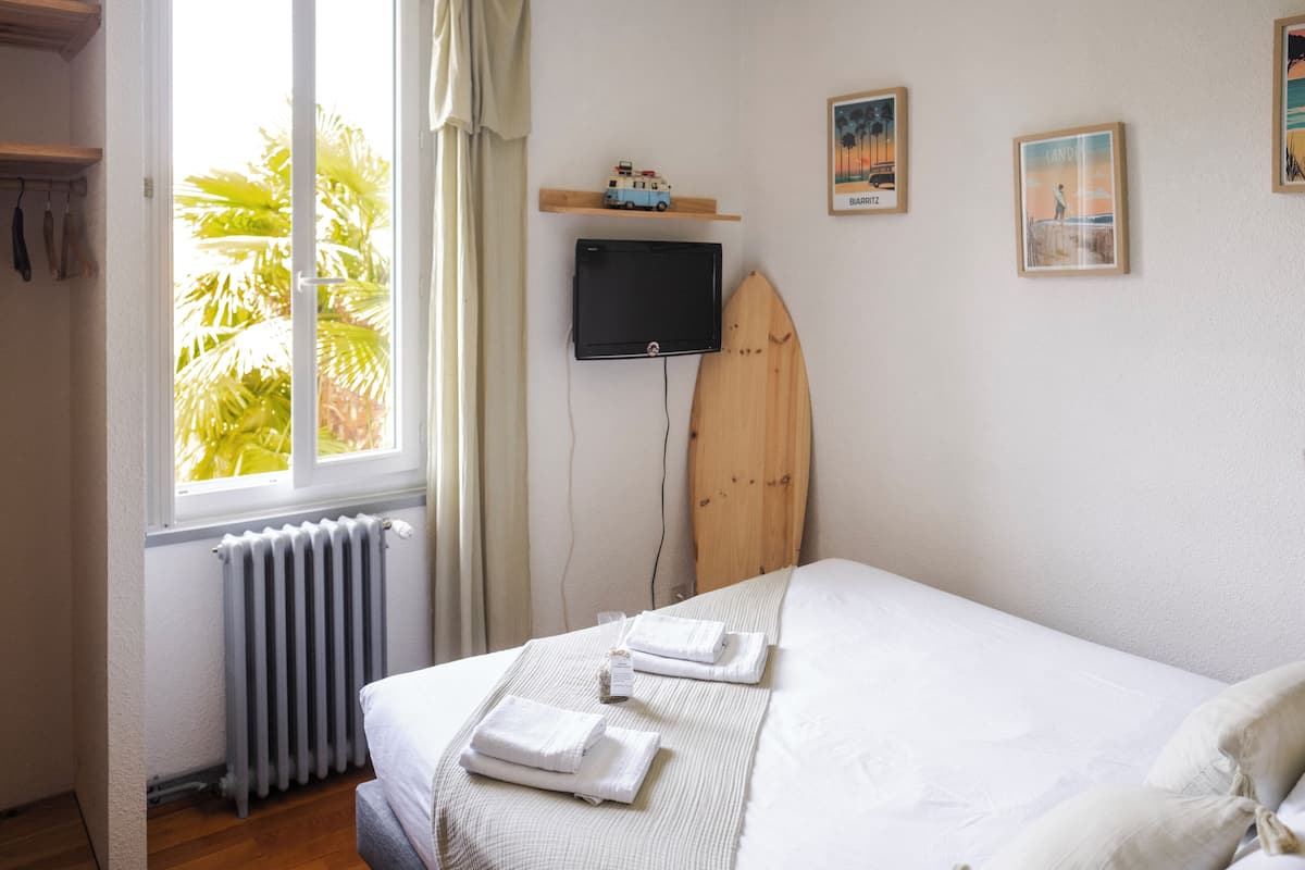 Kamer, 1 twee- of 2 eenpersoonsbedden, privébadkamer, uitzicht op bergen | Gratis babybedden, gratis wifi, beddengoed