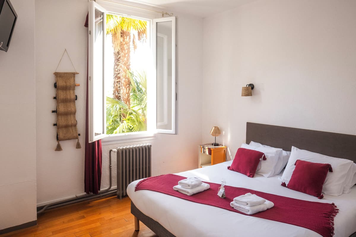 Kamer, 1 twee- of 2 eenpersoonsbedden, 1 kingsize bed, privébadkamer, uitzicht op zwembad | Gratis babybedden, gratis wifi, beddengoed