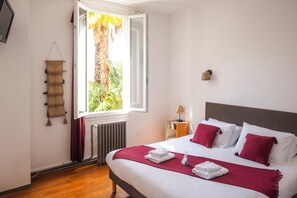 더블룸 또는 트윈룸, 킹사이즈침대 1개, 전용 욕실, 수영장 전망 | 무료 유아용 침대, 무료 WiFi, 침대 시트