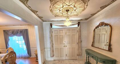 ☆NEW☆ Bridgerton House, Private Pool, 4 bed, 3 bath, near beach and zoo.