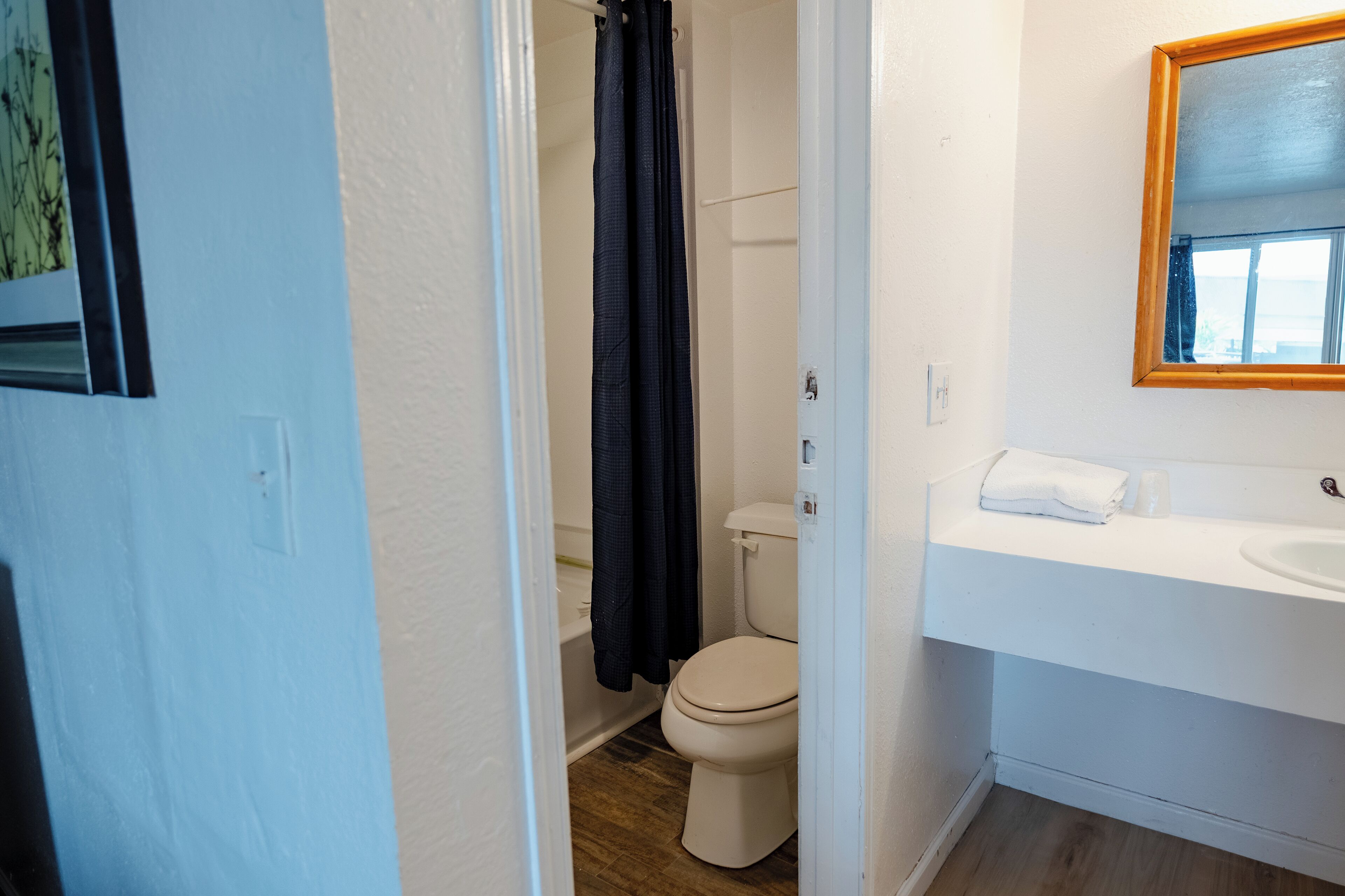 Chambre Simple | Salle de bain | Serviettes fournies, savon, shampoing, papier toilette