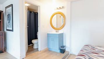 Basic Double Room | Bathroom | Towels, soap, shampoo, toilet paper