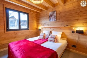 6 quartos, ferros/tábuas de passar roupa, berço de viagem