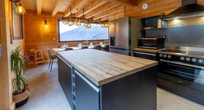 Geladeira, micro-ondas, fogão, cooktop