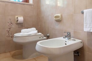 淋浴設備、風筒、坐浴桶、提供毛巾