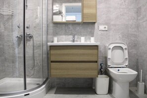SĂšche-cheveux, serviettes fournies, savon, papier toilette