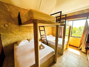 Apartamento elite, sacada, vista parcial para o oceano | 3 quartos, individualmente decorados, Wi-Fi de cortesia
