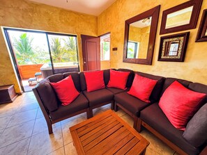 พาโนรามิกอพาร์ทเมนท์, ระเบียง, เห็นวิวมหาสมุทรบางส่วน | บริเวณนั่งเล่น | ทีวีจอแอลอีดี 40 นิ้ว พร้อมช่องเคเบิล