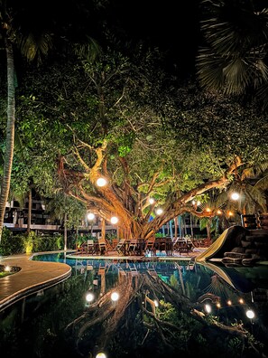 5 kolam renang outdoor, dengan cabana gratis dan payung kolam renang