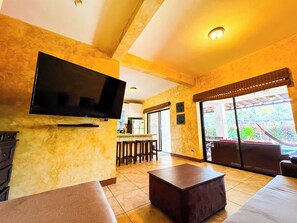 Apartemen Klasik, patio, pemandangan kolam renang | Area keluarga | Televisi LED 40-inci dengan saluran TV kabel