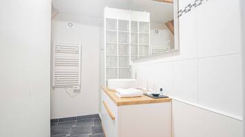 Douche, sèche-cheveux, serviettes fournies, savon