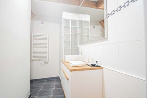 Ducha, secador de pelo, toallas y jabón