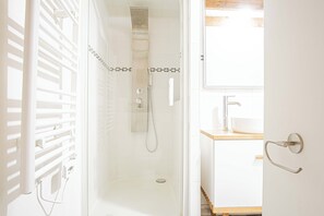 Dusche, Haartrockner, Handtücher, Seife