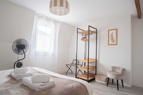 TRIPLEX with office and free parking just a stone's throw from Reims Cathedral!