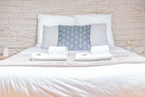 TRIPLEX with office and free parking just a stone's throw from Reims Cathedral!