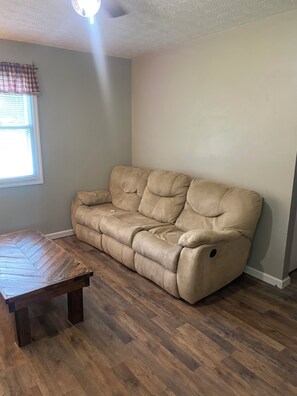 Living area - Charming 2-bedroom cottage in Matewan with WiFi and AC (Matewan)