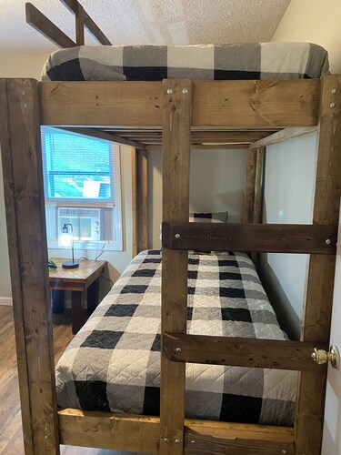 Charming 2-bedroom cottage in Matewan with WiFi and AC