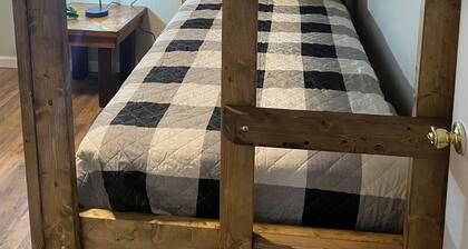 Charming 2-bedroom cottage in Matewan with WiFi and AC