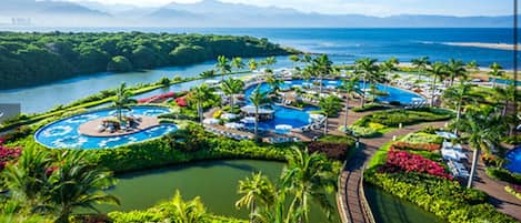 Alberca al aire libre y alberca climatizada