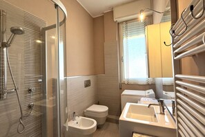 Shower, bidet, towels - CN006 - Cesenatico, new three-room apartment with splendid sea view (Cesenatico)