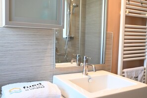 Shower, bidet, towels - CN006 - Cesenatico, new three-room apartment with splendid sea view (Cesenatico)