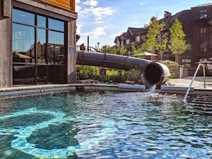 Una piscina cubierta, una piscina al aire libre