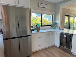 Refrigerador, microondas, horno y parrilla de estufa 