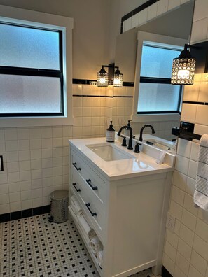 Dusche, Haartrockner, Handtücher, Seife