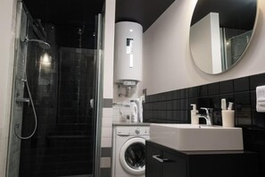 Dusche, Haartrockner, Handtücher, Seife