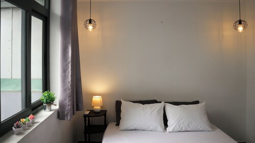 Apartment w/ private terrace, 500m to BuiVien