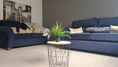 Spacious 3-bedroom house -WIFI & private parking for 2 cars in charming Salford