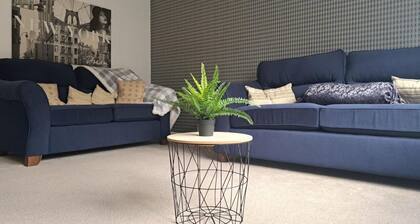 Spacious 3-bedroom house -WIFI & private parking for 2 cars in charming Salford
