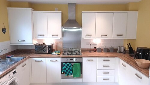 Spacious 3-bedroom house -WIFI & private parking for 2 cars in charming Salford