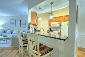 冷蔵庫、電子レンジ、オーブン、コンロ