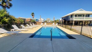 Piscina all'aperto, lettini
