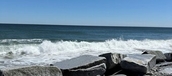 Charming 3 bedroom condo just steps from the ocean at Hampton Beach "The Wall"