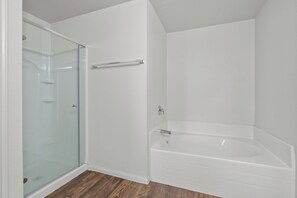 Hair dryer, towels, soap, toilet paper - Uniquely styled Home 20mins to Austin -COTA -TESLA (Manor)