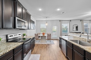 Private kitchen - Uniquely styled Home 20mins to Austin -COTA -TESLA (Manor)