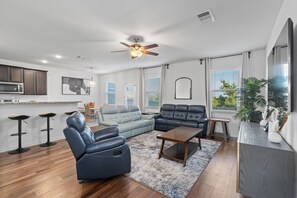 Living area - Uniquely styled Home 20mins to Austin -COTA -TESLA (Manor)