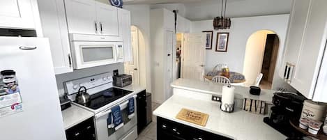 Réfrigérateur, four à micro-ondes, un four, surface de cuisson