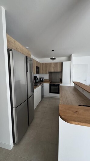 Een koelkast, een microgolfoven, een oven, een vaatwasser