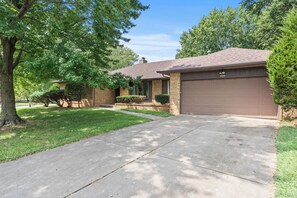 Exterior - Stylish & Comfortable 4-bedroom Retreat in safe and quiet Southside Springfield (Springfield)