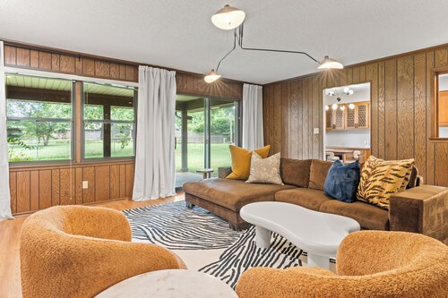 Stylish & Comfortable 4-bedroom Retreat in safe and quiet Southside Springfield