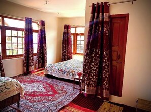 Triple Room | Free WiFi - Zaitoon Homestay (Srinagar)