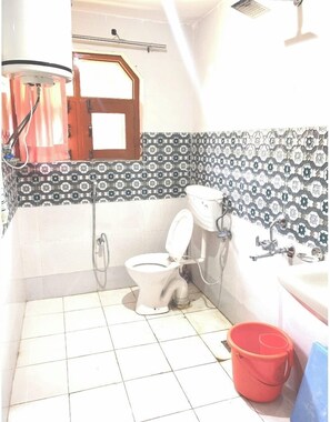 Triple Room | Bathroom | Shower, towels, soap - Zaitoon Homestay (Srinagar)