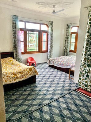 Triple Room | Free WiFi - Zaitoon Homestay (Srinagar)