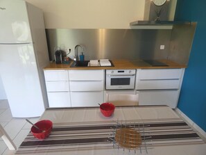 Kylskåp och mikrovågsugn