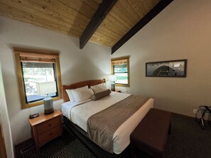 2 bedrooms, desk, WiFi, bed sheets