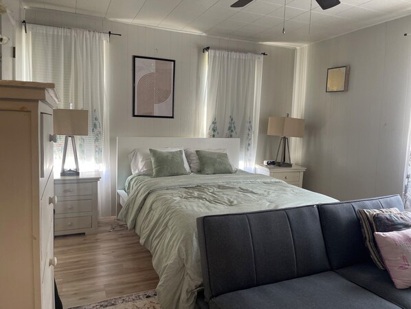 2 bedrooms, iron/ironing board, free WiFi, bed sheets