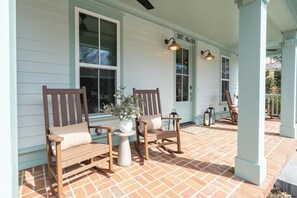 Terrace/patio - DeLUXeDwelling-7BR/4BA-ChefsKitchen-20Guests-Pets (Raleigh)